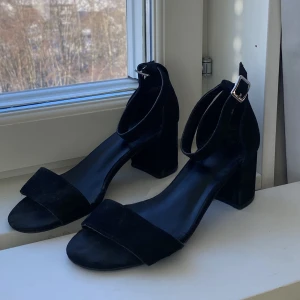 Klackar - Säljer dessa sommarklackar i storlek 36. Passar 36/37. Från Din sko om jag inte minns fel 😋 väldigt bra skick men vill mest bli av med då jag köpt nya svarta klackar.