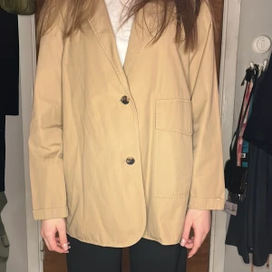 Kavaj - Bomullskavaj från Cos. Stor ficka på ena sidan. Sparsamt använd. 