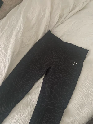 Gymsharktights med buttscrunh  - Träningstights från gymshark, modell Adapt animal, storlek M, med buttschrunch. Små i storleken, därav endast använda en gång! 💘