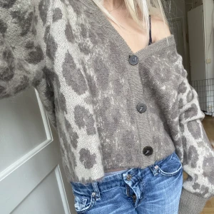 Stickad kofta från zara👌🏿👌🏿 - Så fin stickad brun kofta från zara med leopard mönster💞💞tryck ej på köp nu❤️