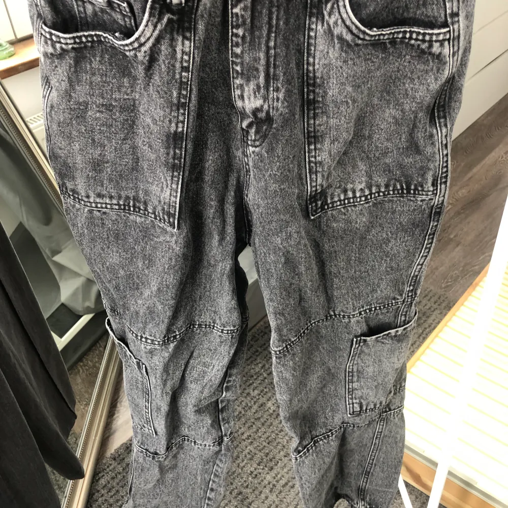 Svarta washed out jeans med både fickor och ett ”handtag”. Jeans & Byxor.