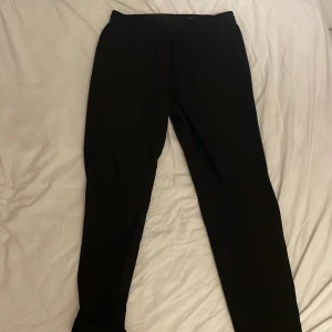 Kostymbyxor - Kostymbyxor från HM, Bra skick riktigt bekväma säljer pga inte passar längre