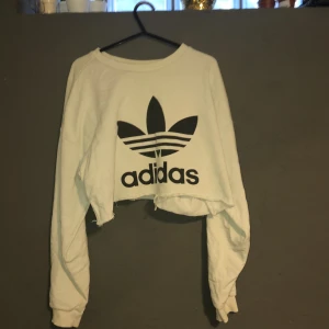 Chropped adidas  - Storlek 36, använd skick
