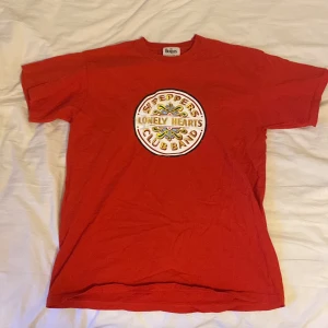 Beatles sgt Pepper t-shirt strlk M - Anropar alla Beatlesfans med denna feta t-shirt med tryck från albumet Sgt Peppers Lonley Hearts Club Band!