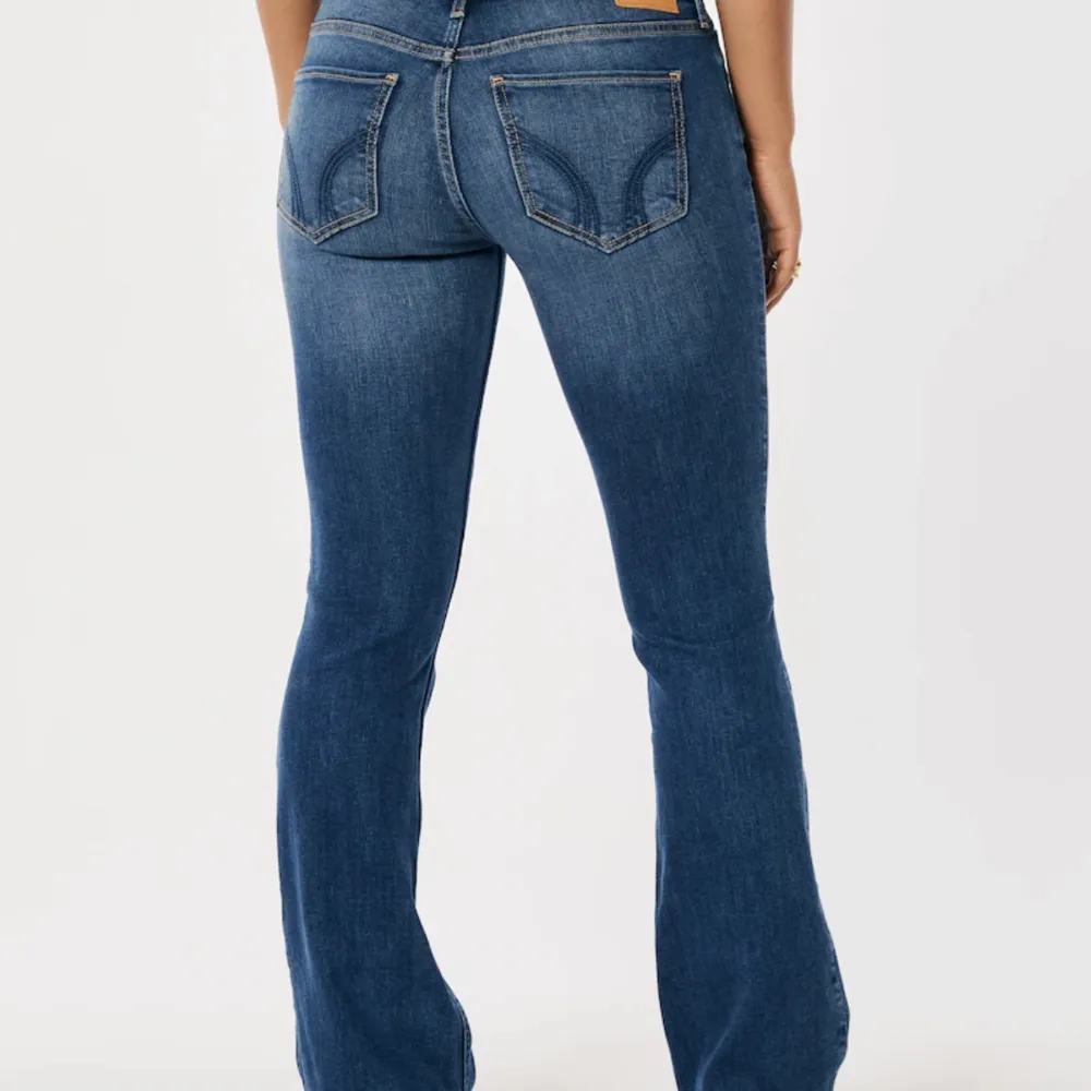 Säljer mina låg midjade bootcut jeans från hollister, bilderna är lånade så skriv privat för fler bilder, nypris 600🥰❤️. Jeans & Byxor.