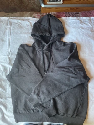 svart hoodie - säljer då jag har flera 💕Den är lite croppad ☺️