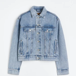 Jeansjacka  - Säljer denna fina jeansjacka från hm. Jackan är köpt för ett år sen men inte använd särskilt mycket så i fint skick! Storlek 34 men den är lite oversize! kom privat för fler bilder💕