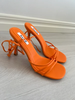 Klackar från NA-KD  - Helt oanvända klackar från NA-KD i strl 38