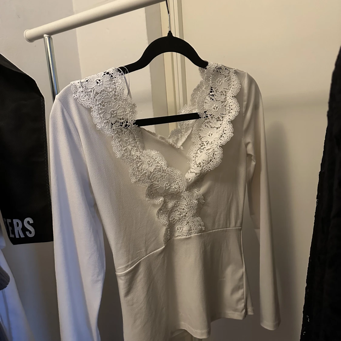 Vit tröja med spets 