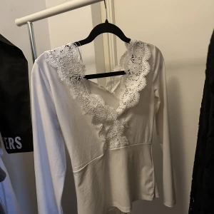 Vit tröja med spets  - Vit tröja med spets från Gina tricot! Storlek S. Fint skick, skickar gärna fler bilder 🫶🏼