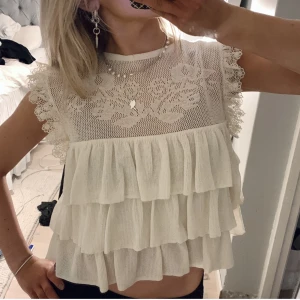 Zara topp - Använd 1 gång så nyskick! LITEN I STORLEKEN så passar mig som är S!💕💕 