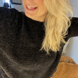 Svart mys tröja  - Säljer denna jättemysig tröja som tyvärr har blivit för liten för mig! Materialet är så mjukt å gosigt ☺️