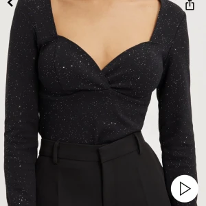 Oanvänd fest-topp - Som rubriken lyder; oanvänd fest-topp med lapp kvar.  Endast provad, croppad modell med en fin hjärt-urringning. Passar perfekt till fest men även för en festligare vardag. 