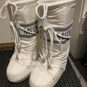 Moonboots - Säljer mina höga vita moonboots pga använder dom för lite. Super sköna och varma. Jättefint skick då dom endast är använda några få gånger. Inga defekter. Passar strl 35-38. Kan hämtas i stockholm eller postas. 