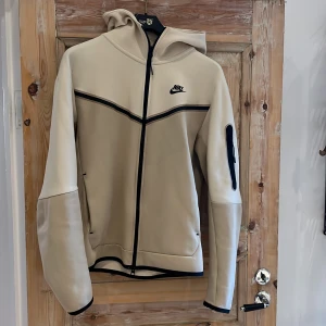 Nike tech fleece  - Säljer min Nike tech fleece då den har blivit för liten. Bild två och tre ser du dom ända skadorna på tröjan annars är den som ny