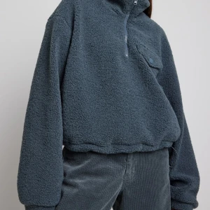 Jacka  - Vadderad inuti, den är tjock så man kan använda den som jacka. 