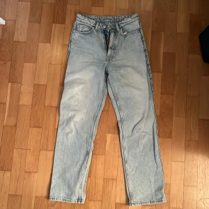 Jeans från Weekday - Säljer nu mina favoritjeans då de tyvärr blivit för små.  De är använda flitigt men i mycket gott skick.  Högmidjade och raka byxor.   Har kanin hemma. 