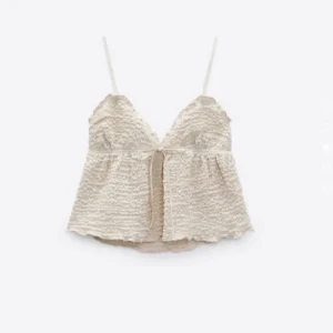 Zara topp - Säljer denna populära zara topp som inte längre går att köpa, får ingen andvändning av den längre. Storlek xs/s men passar även M 💗 skriv för fler bilder & pris kan diskuteras 