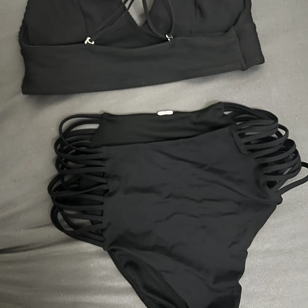 Båda delarna är från H&M. Bikini topen är storlek 38 och underdelen är högmidjad med storleken S. Det går att köpa enskild också. Bikinin är jätte bra skick💗. Övrigt.