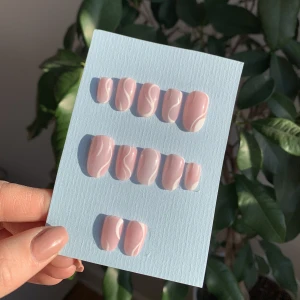 Press on nails - FÄRDIGT SET press on nails i nyaste modellen, en kortare oval modell ❤️ storlek s (anser bredden på dina naglar), skickar även med 12 naglar för fler storleksalternativ. Målade med högkvalitativa gellack och återanvändningsbara. 
