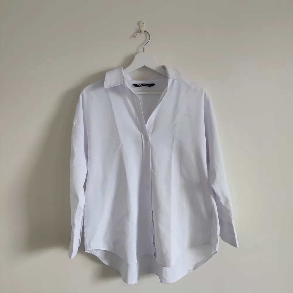 Oversize bomullsskjorta från Zara 🤍 Strl. S men passar XS-XL beroende på hur man vill ha den. Skjortor.