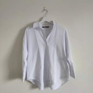 Oversize bomullsskjorta från Zara 🤍 Strl. S men passar XS-XL beroende på hur man vill ha den