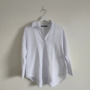 Oversize skjorta  - Oversize bomullsskjorta från Zara 🤍 Strl. S men passar XS-XL beroende på hur man vill ha den
