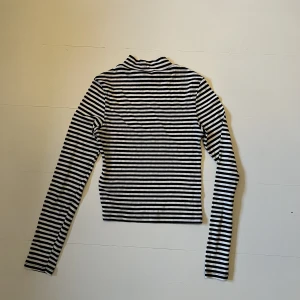 Cropped turtleneck - Jättefin randig tajt polotröja. Jag är 160 och på mig går den till min midja/ovanför naveln.🖤
