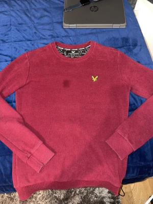 Lyle & Scott - En L&S tröja med en liten fläck som inte syns från distans. Ganska skön och bekväm. För mer info kan du bara skicka ett meddelande. Kund står för frakt!