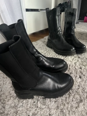 Chelsea boots - Sparsamt använda chelsea boots storlek 40. Inköpta för 799kr