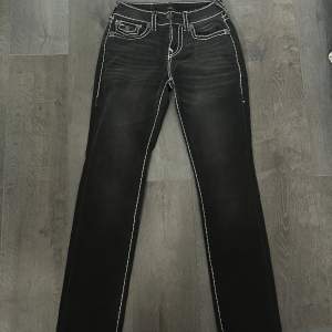Slutsålda true religion jeans med rak passform och har modellen ”ricky relaxed straight”. Endast använda en gång och är därför i nyskick. Digitalt kvitto finns från true religions hemsida.