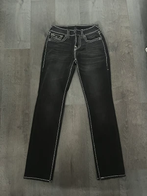 True Religion Jeans - Slutsålda true religion jeans med rak passform och har modellen ”ricky relaxed straight”. Endast använda en gång och är därför i nyskick. Digitalt kvitto finns från true religions hemsida.