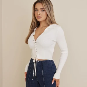 Vit tröja - En vit stickad tröja med snörning framtill från Glamorous i storlek 38, aldrig använd, endast testad, prislapp kvar