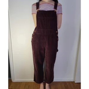 brunröda hängselbyxor i manchesteraktigt - endast använt en gång, köpt från reclaimed vintage i höstas. waist 28’’ ~storlek M. möter ej upp, postar enbart 🌸 