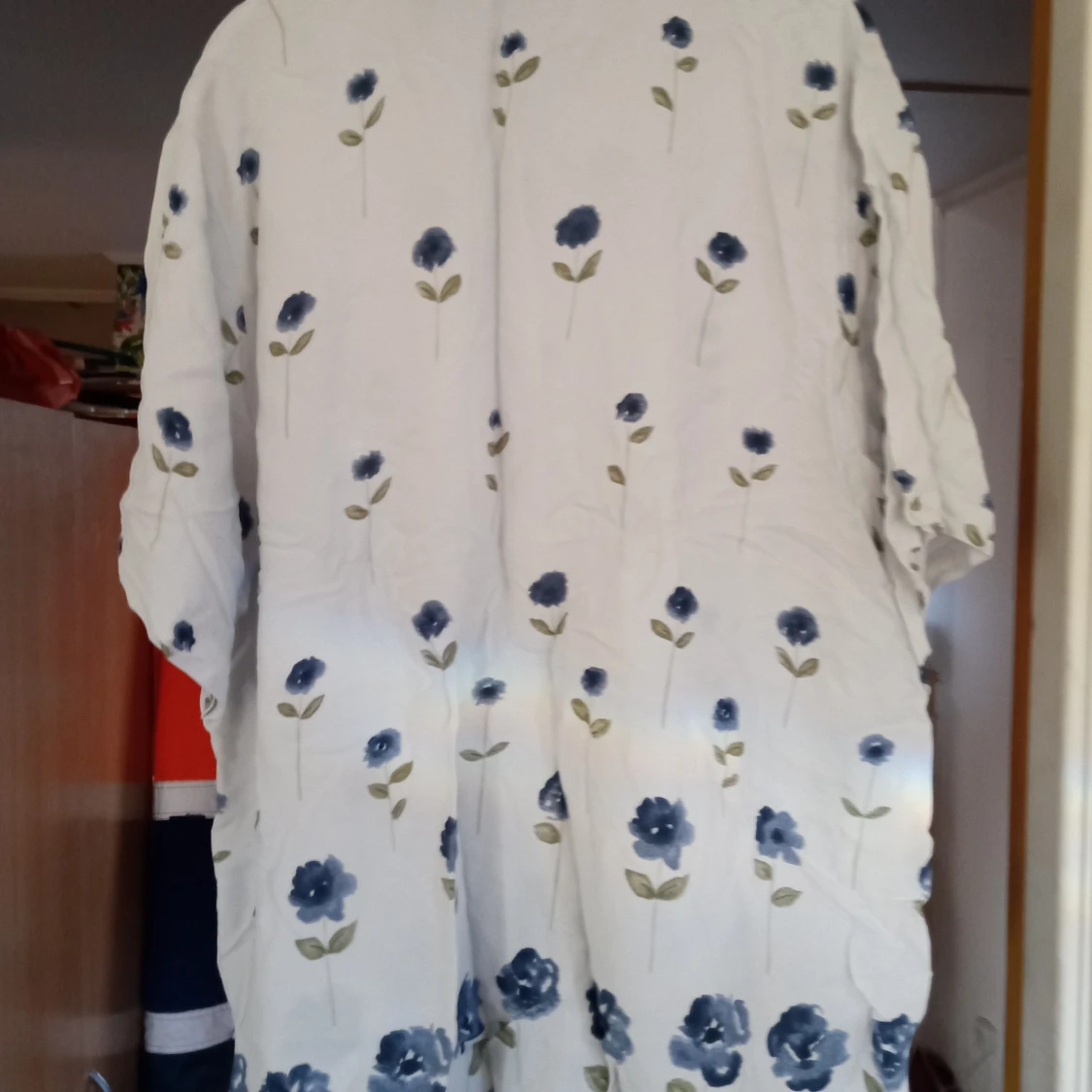 Ljusblå blommig blus i stl 50 /52 . - 91