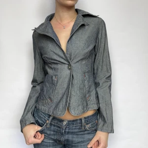 Jacka - Fin 2000s jacka. Ger väldigt mycket model off duty vibes. Passar mkt finare till ett par kostymbyxor👌🏻