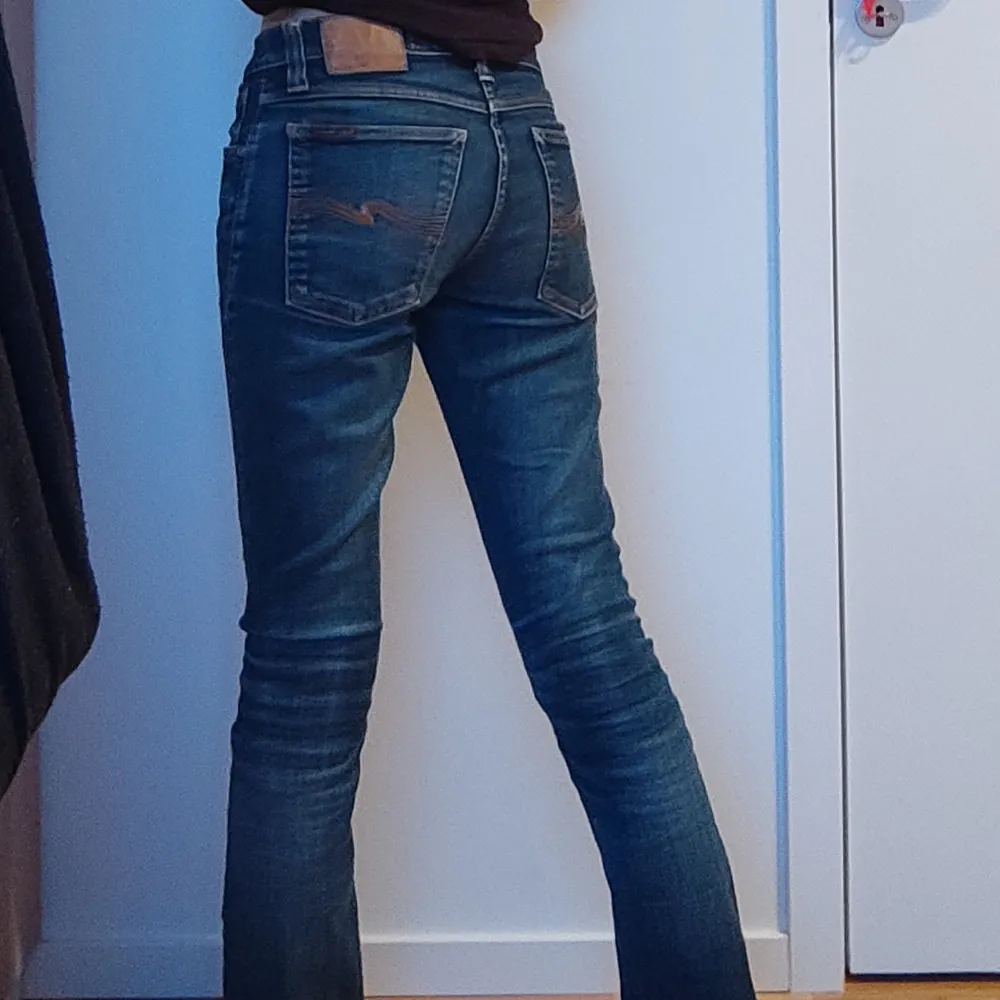 Säljer mina snygga Nudie jeans som är köpta second hand och har använts få tals gånger. De är i perfekt skick, midjemått: 38 och innerbenslängden: 77. Skriv till mig för fler frågor och om ni är intresserade.. Jeans & Byxor.