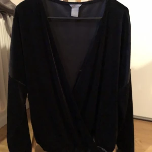 Sammetsblus från Lindex  - Sammetsblus  från Lindex i stl L (passar XL). Lite använd och har mest hängt i garderoben. 