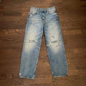 Säljer mina blåa zara jeans i modellen ’the new daddy’, storlek EUR 36. Inget slitage + använda fåtal gånger. Nypris 450kr och säljer för 150kr + frakt (kan mötas upp i Stockholm)💕😄🤩