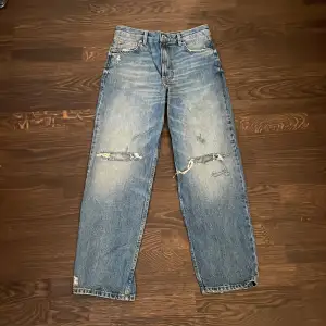 Säljer mina blåa zara jeans i modellen ’the new daddy’, storlek EUR 36. Inget slitage + använda fåtal gånger. Nypris 450kr och säljer för 150kr + frakt (kan mötas upp i Stockholm)💕😄🤩