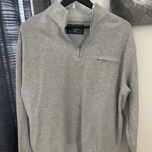 Half zip grå tröja  - En grå half zip tröja, knappt använd eftersom att den var för stor för mig! 