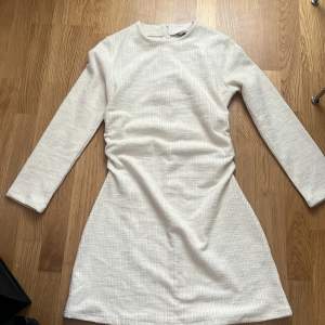 Vit/Beige klänning säljs, ny och inte andvänd, köptes för 399kr
