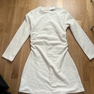 Vit klänning - Vit/Beige klänning säljs, ny och inte andvänd, köptes för 399kr