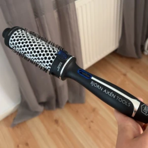 Björn Axén värmeborste - Säljer min värmeborste från Björn Axén 45mm. Funkar superbra men är för lat för att greja med papiljotter osv. Använd ca 3/4 gånger. 