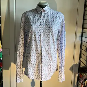 Randiga skjorta med blommor på i perfekt skick:)