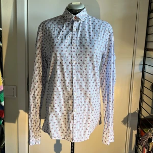Randig skjorta! - Randiga skjorta med blommor på i perfekt skick:)