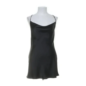 Zara satin klänning - Superfin satinklänning från Zara!! Sitter fint i ryggen💕 skriv om ni har frågor eller är intresserade!