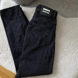 Svarta super snygga jeans från Dr denim som aldrig kommit till användning! 👖Storlek W26/L30 så längden passar bra för mig som är 165 eller kortare skulle jag säga.