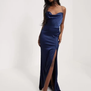 Balklänning - Superfin balklänning från Nelly. Endast använd en gång så i jättebra skick. Köpt för 900kr på Nelly men säljer nu för 500kr + frakt!!😍Skriv för privata bilder💕💕