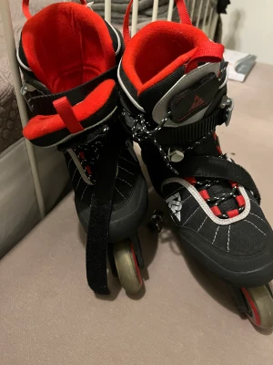 Rullskridskor barn  - Stadiga och rejäla rullskridskor i fint skick.  Använd ett fåtal ggr.  Storlek  34,5 -38 Finns i sollentuna